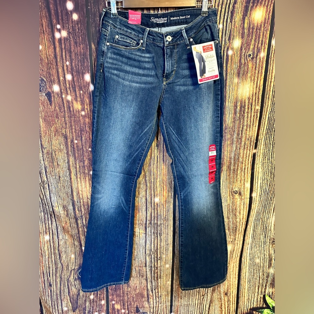 P-018 NWT womens Levi’s bootcut jeans. Size 8M